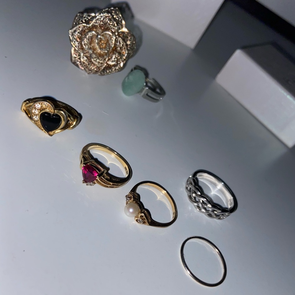 7 rings, all size 7 besides the one on my thumb. DONT MIND MY NAILS😭